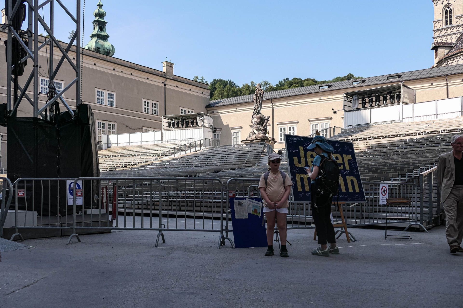 Urlauber vor der Tribüne