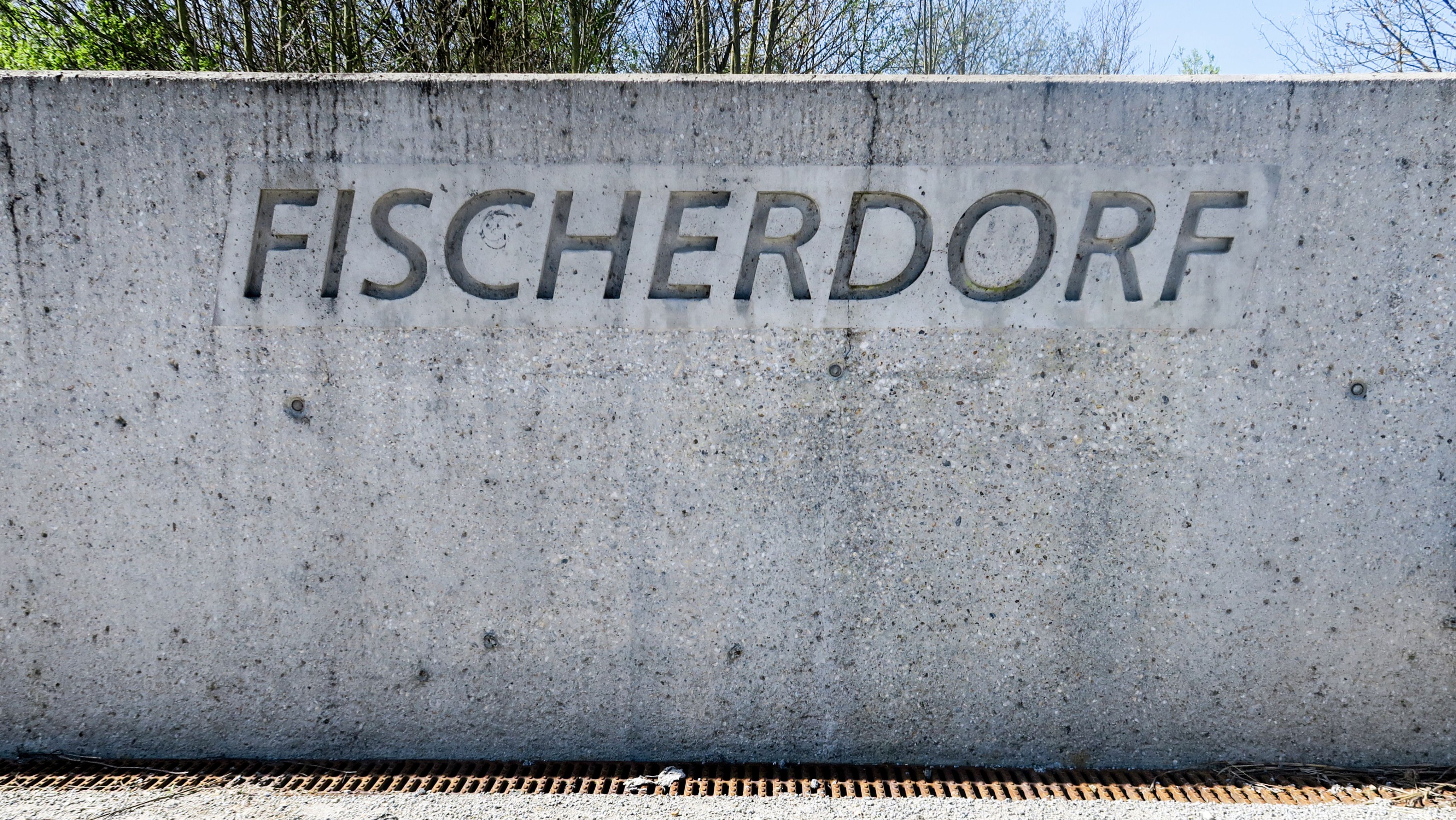 Betonwand mit Schrift Fischerdorf