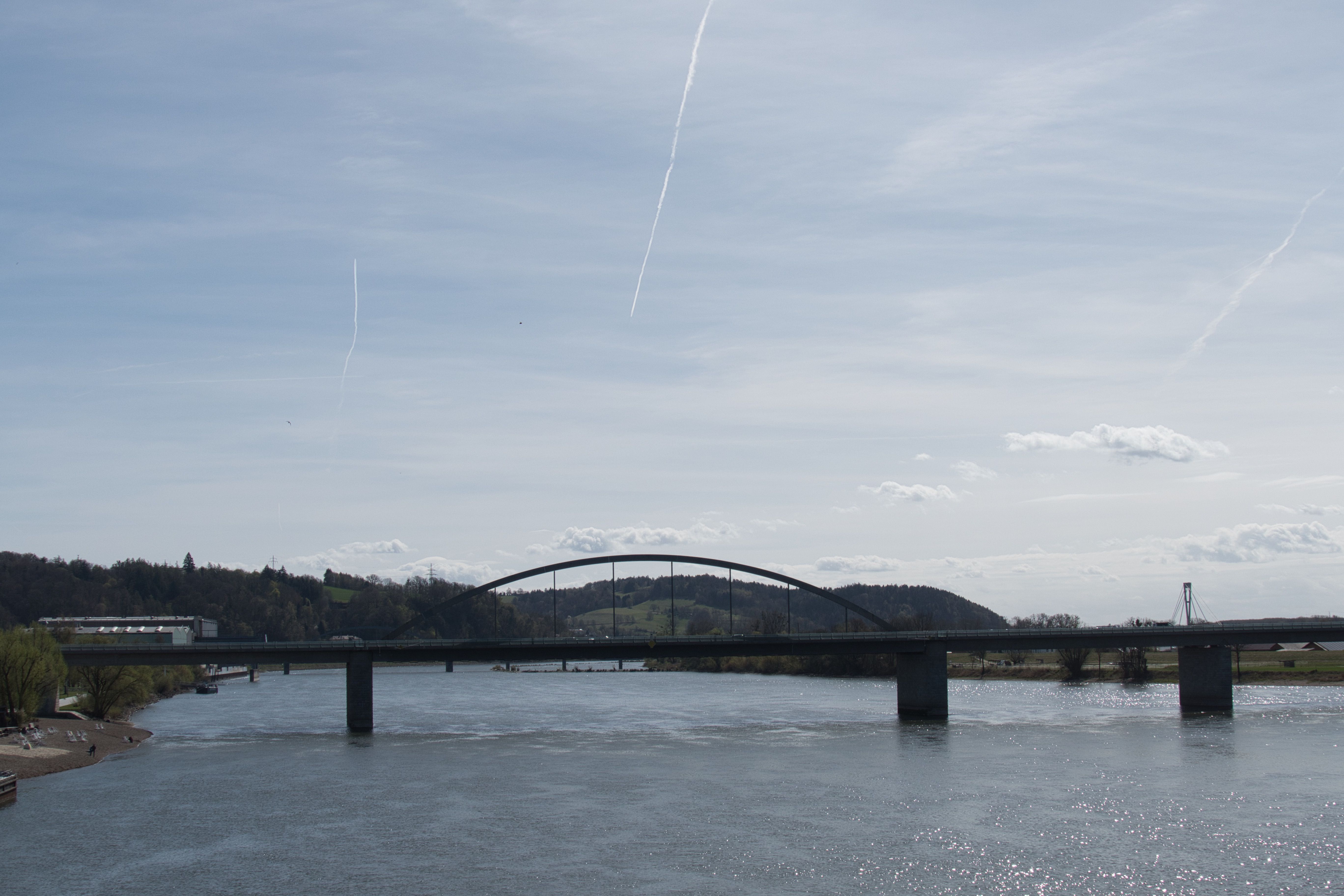 Blick auf Donau und Autobahnbrücke