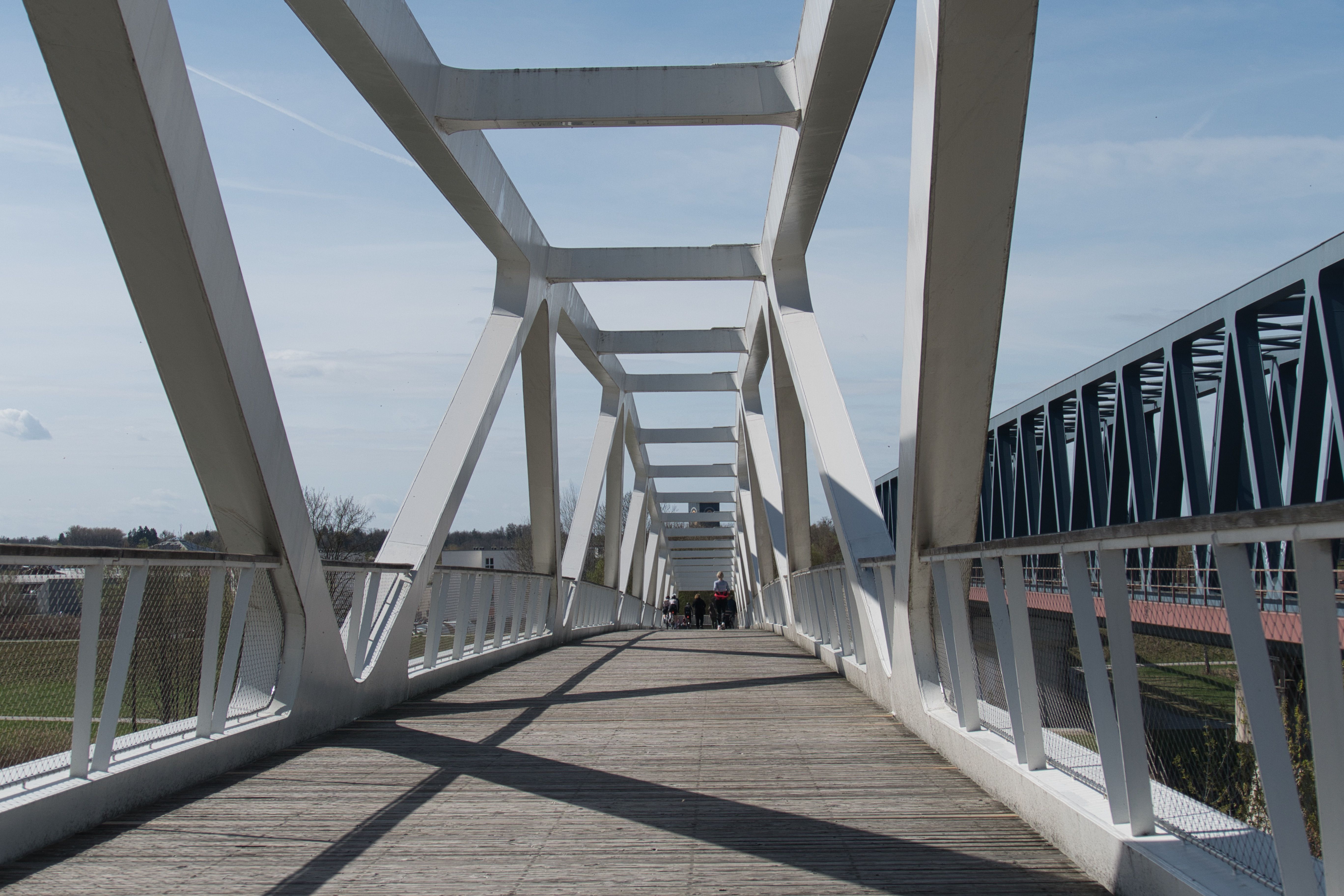 Schatten und Architektur der Brücke
