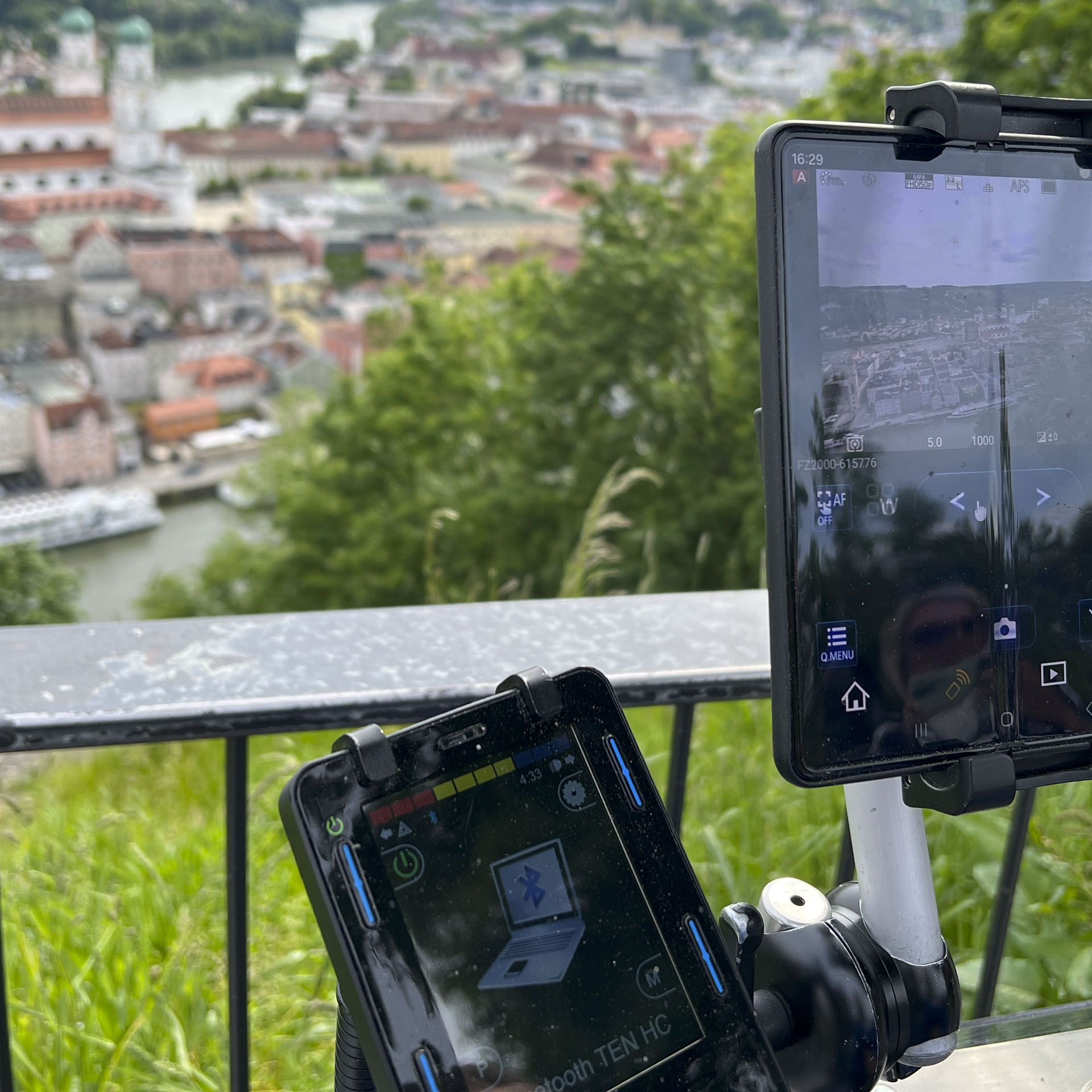 Blick in Sebas Smartphone mit Blick auf Passau